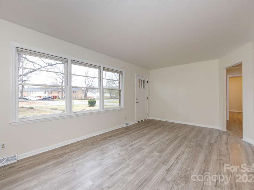 4601 Mendham Drive, Charlotte, NC 28215.  MLS# CAR4274577, YatesRealty ID 27974. 