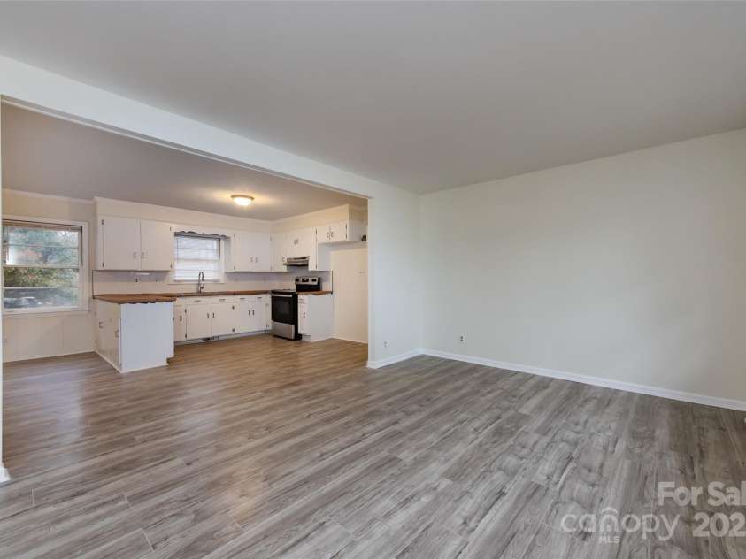 4601 Mendham Drive, Charlotte, NC 28215.  MLS# CAR4274577, YatesRealty ID 27974. 