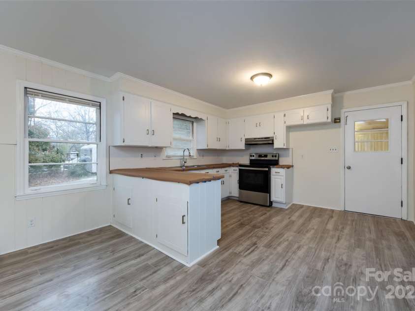 4601 Mendham Drive, Charlotte, NC 28215.  MLS# CAR4274577, YatesRealty ID 27974. 