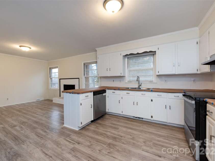 4601 Mendham Drive, Charlotte, NC 28215.  MLS# CAR4274577, YatesRealty ID 27974. 