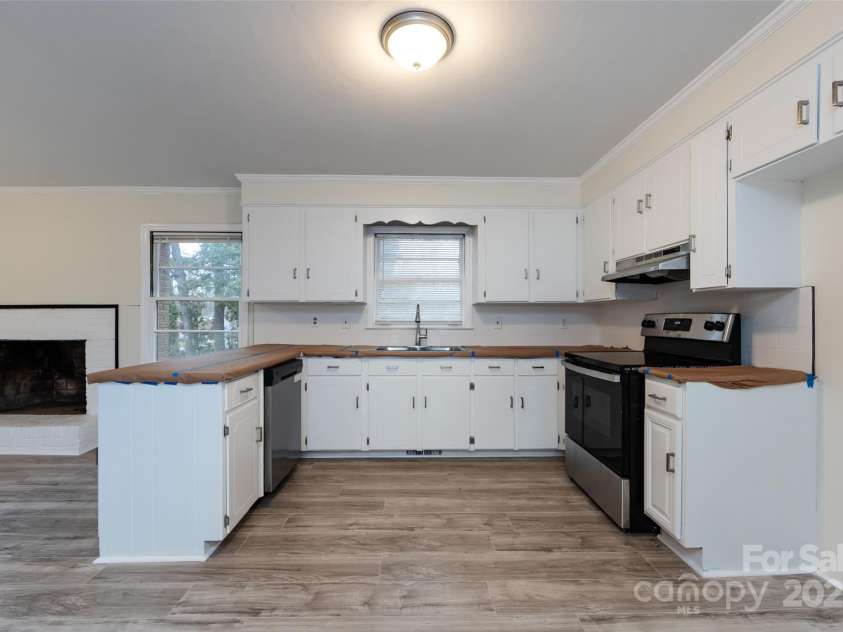 4601 Mendham Drive, Charlotte, NC 28215.  MLS# CAR4274577, YatesRealty ID 27974. 