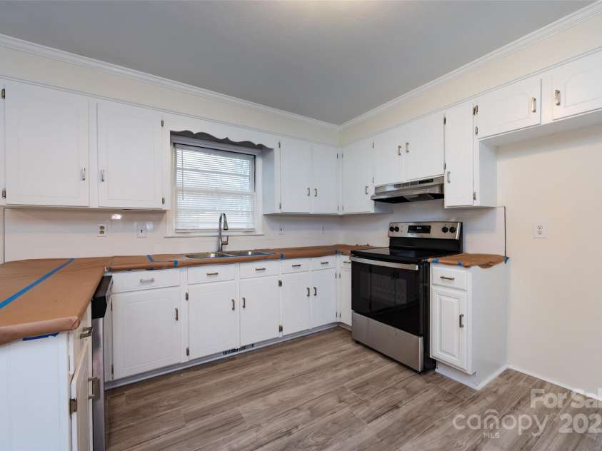 4601 Mendham Drive, Charlotte, NC 28215.  MLS# CAR4274577, YatesRealty ID 27974. 