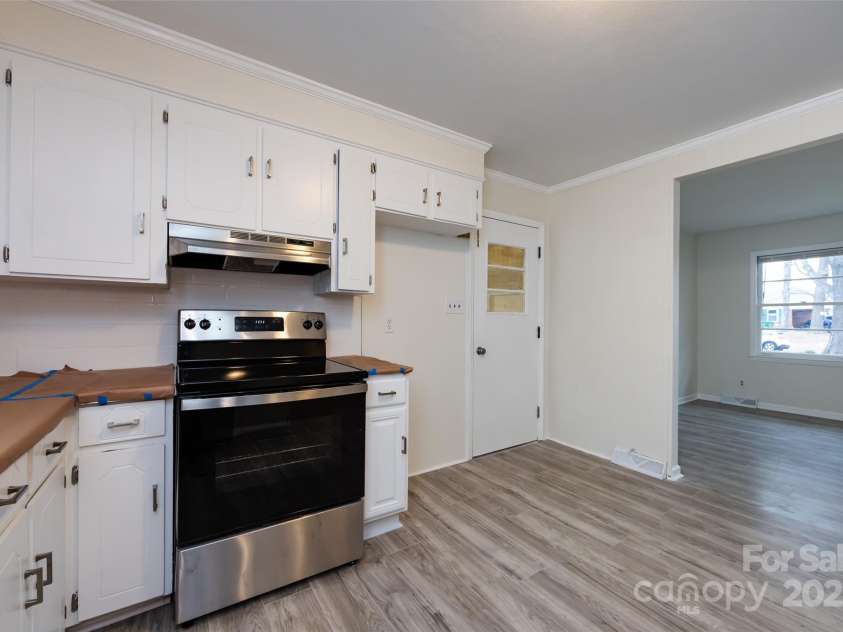 4601 Mendham Drive, Charlotte, NC 28215.  MLS# CAR4274577, YatesRealty ID 27974. 