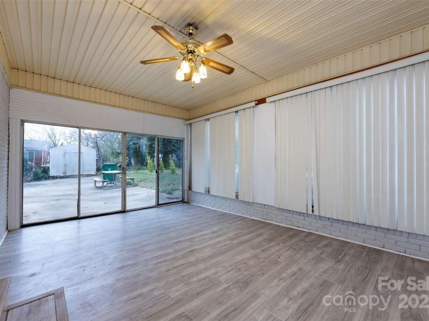 4601 Mendham Drive, Charlotte, NC 28215.  MLS# CAR4274577, YatesRealty ID 27974. 