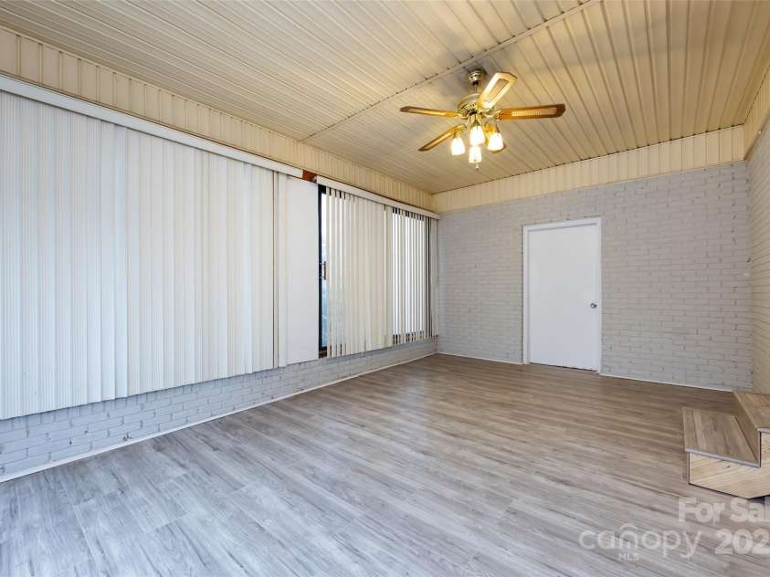 4601 Mendham Drive, Charlotte, NC 28215.  MLS# CAR4274577, YatesRealty ID 27974. 