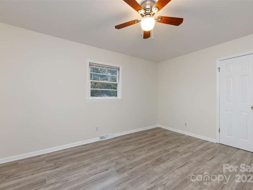 4601 Mendham Drive, Charlotte, NC 28215.  MLS# CAR4274577, YatesRealty ID 27974. 