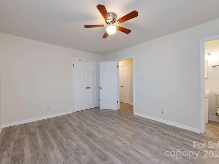 4601 Mendham Drive, Charlotte, NC 28215.  MLS# CAR4274577, YatesRealty ID 27974. 