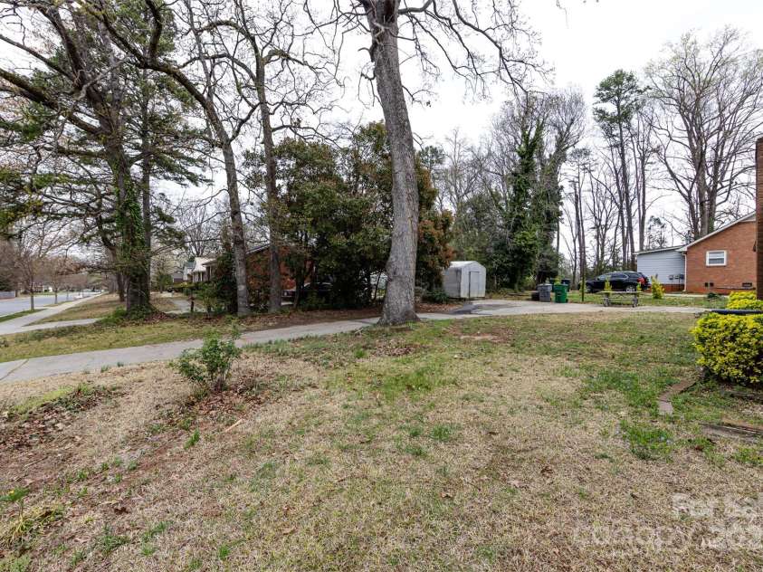 4601 Mendham Drive, Charlotte, NC 28215.  MLS# CAR4274577, YatesRealty ID 27974. 