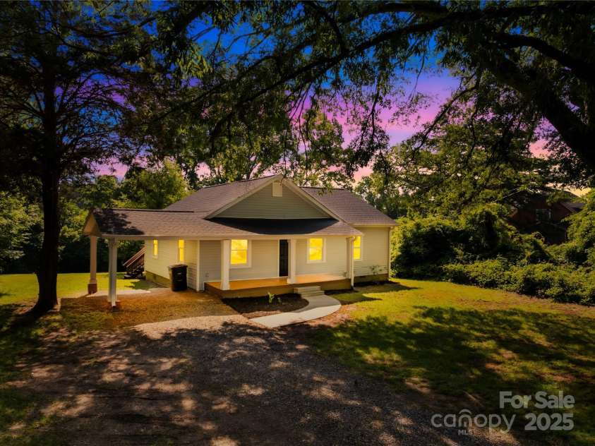 1528 Avondale Drive, Statesville, NC 28625.  MLS# CAR4267868, YatesRealty ID 27975. 