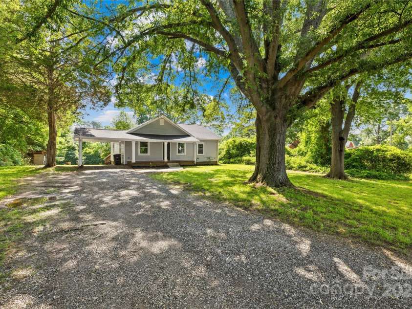 1528 Avondale Drive, Statesville, NC 28625.  MLS# CAR4267868, YatesRealty ID 27975. 