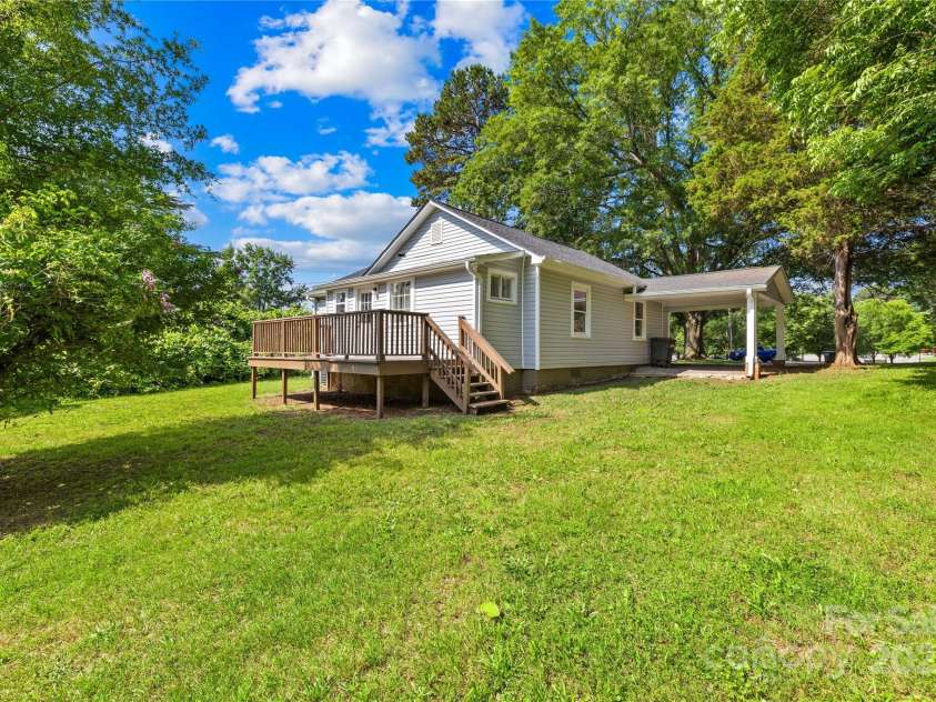 1528 Avondale Drive, Statesville, NC 28625.  MLS# CAR4267868, YatesRealty ID 27975. 