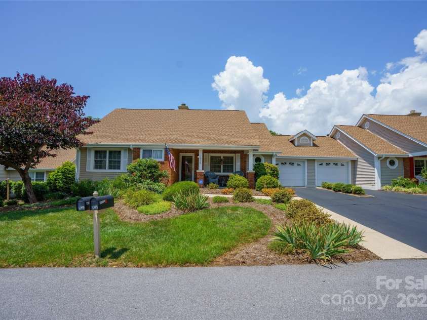 1016 Saddlebrook Drive, Hendersonville, NC 28739.  MLS# CAR4276679, YatesRealty ID 27976. 