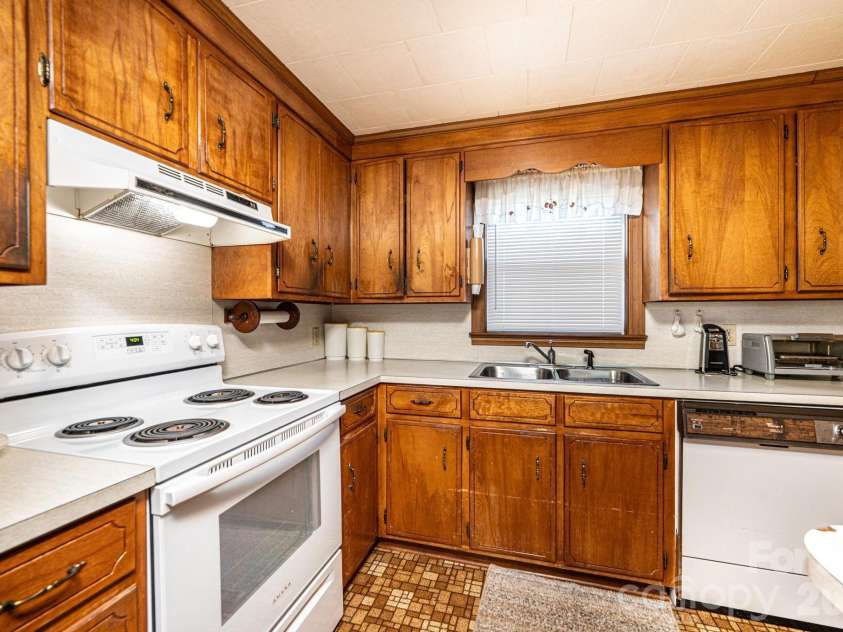 452 Swanson Drive, Lenoir, NC 28645.  MLS# CAR4389760, YatesRealty ID 27978. 