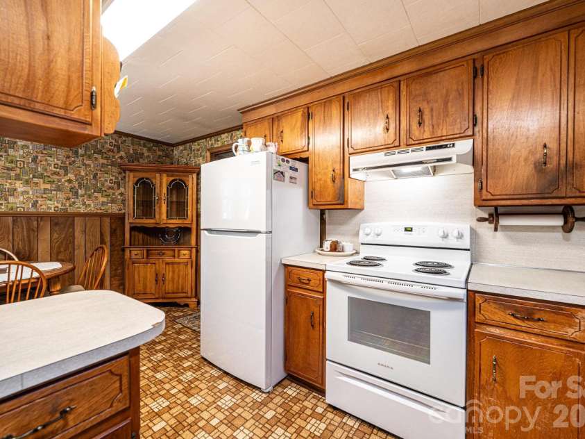 452 Swanson Drive, Lenoir, NC 28645.  MLS# CAR4389760, YatesRealty ID 27978. 