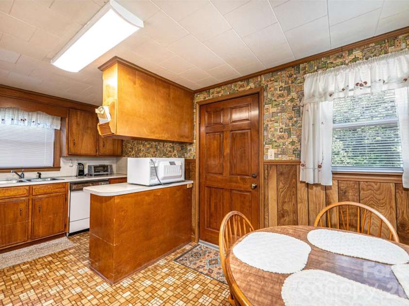 452 Swanson Drive, Lenoir, NC 28645.  MLS# CAR4389760, YatesRealty ID 27978. 
