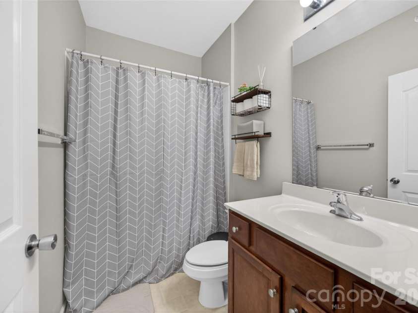 11921 Ridgeway Park Drive, Charlotte, NC 28277.  MLS# CAR4385924, YatesRealty ID 27979. 2nd Full Bathroom