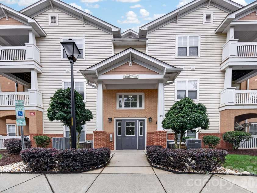 11921 Ridgeway Park Drive, Charlotte, NC 28277.  MLS# CAR4385924, YatesRealty ID 27979. WELCOME HOME!!!