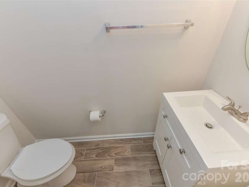 11927 Cheviott Hill Lane, Charlotte, NC 28213.  MLS# CAR4389997, YatesRealty ID 27980. Half bath
