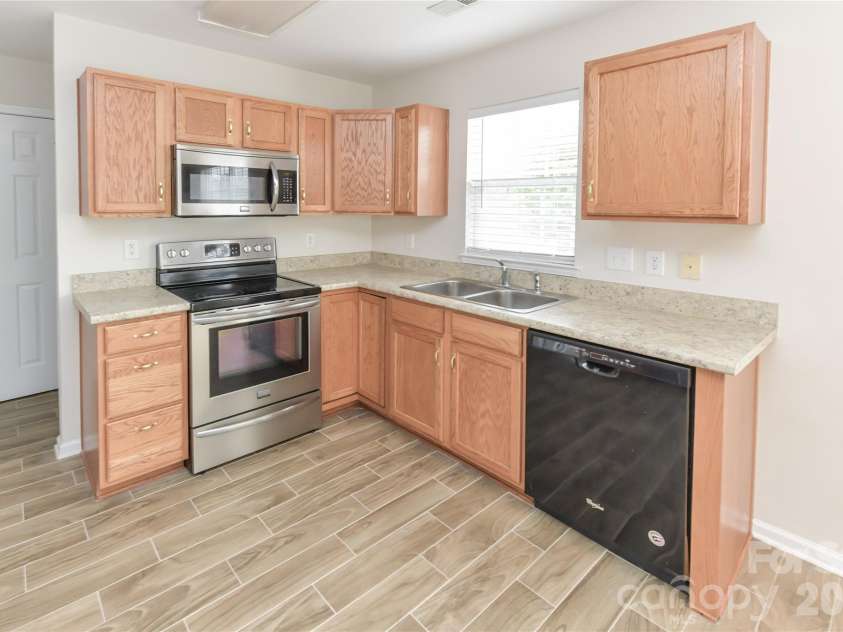 11927 Cheviott Hill Lane, Charlotte, NC 28213.  MLS# CAR4389997, YatesRealty ID 27980. Kitchen