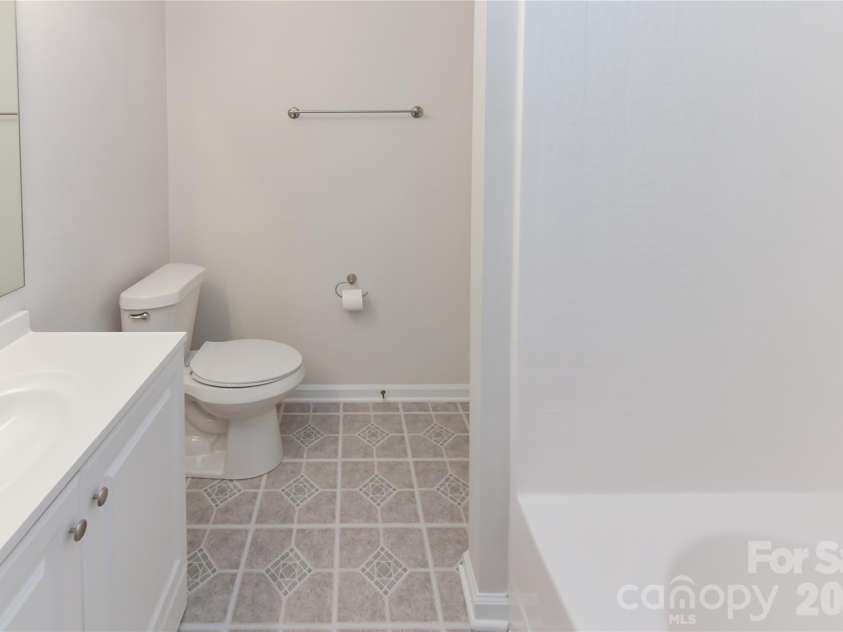 11927 Cheviott Hill Lane, Charlotte, NC 28213.  MLS# CAR4389997, YatesRealty ID 27980. Primary Bath