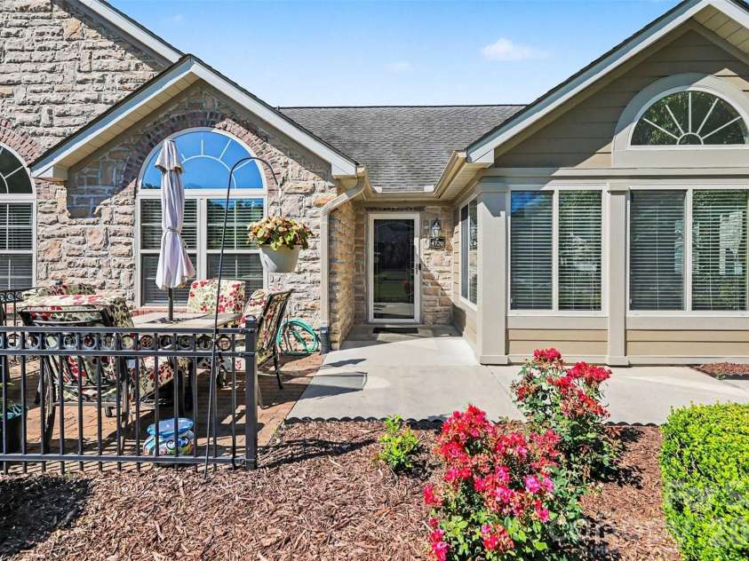 4720 Polo Gate Boulevard, Charlotte, NC 28216.  MLS# CAR4386173, YatesRealty ID 27981. 