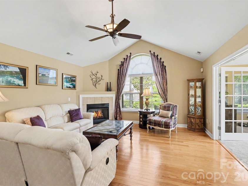 4720 Polo Gate Boulevard, Charlotte, NC 28216.  MLS# CAR4386173, YatesRealty ID 27981. 