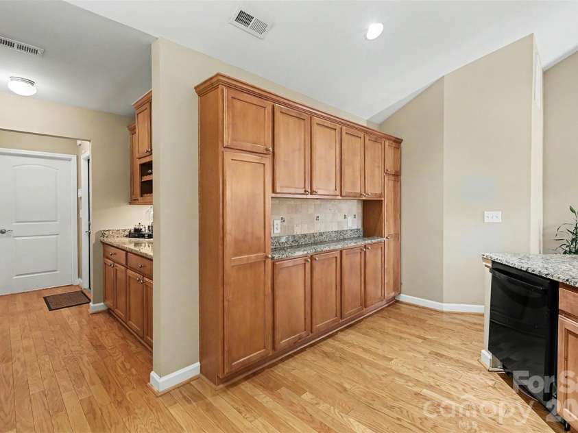 4720 Polo Gate Boulevard, Charlotte, NC 28216.  MLS# CAR4386173, YatesRealty ID 27981. 