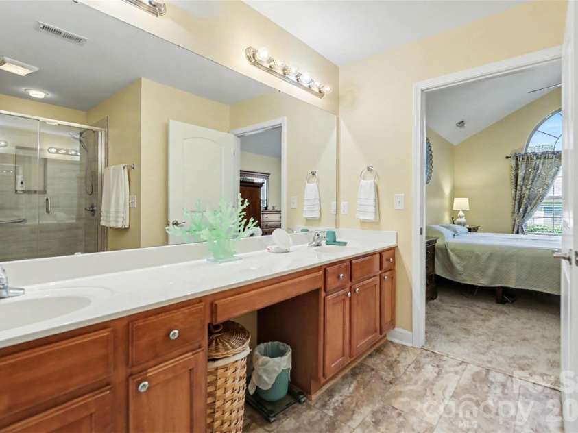 4720 Polo Gate Boulevard, Charlotte, NC 28216.  MLS# CAR4386173, YatesRealty ID 27981. 
