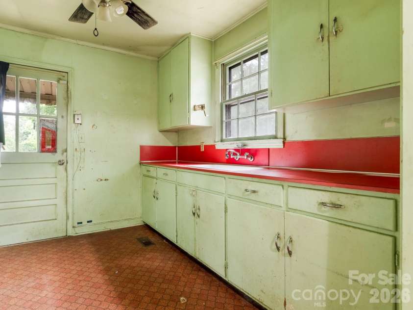 1525 Herrin Avenue, Charlotte, NC 28205.  MLS# CAR4390016, YatesRealty ID 27983. 