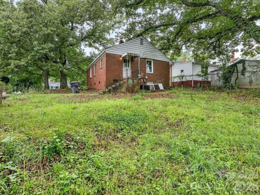 1525 Herrin Avenue, Charlotte, NC 28205.  MLS# CAR4390016, YatesRealty ID 27983. 