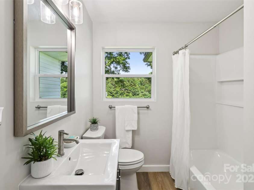 37598 Mountain Creek Road, New London, NC 28127.  MLS# CAR4258380, YatesRealty ID 27983. Hall Bath