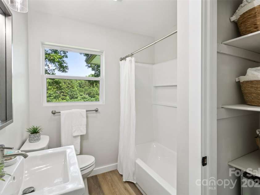 37598 Mountain Creek Road, New London, NC 28127.  MLS# CAR4258380, YatesRealty ID 27983. Hall Bath