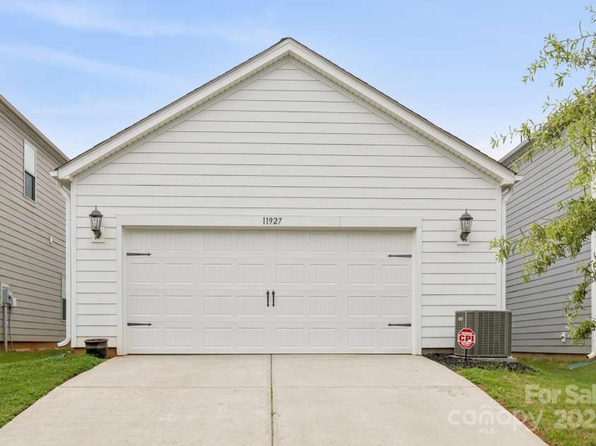 11927 Hambright Road, Huntersville, NC 28078.  MLS# CAR4280992, YatesRealty ID 27985. 