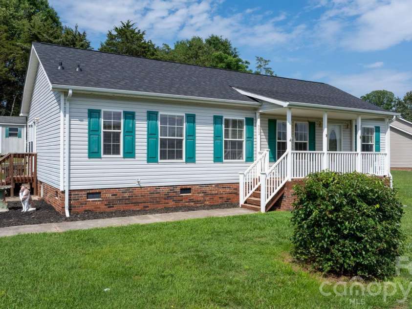 952 Eastern Ridge Drive, Newton, NC 28658.  MLS# CAR4389949, YatesRealty ID 27985. 