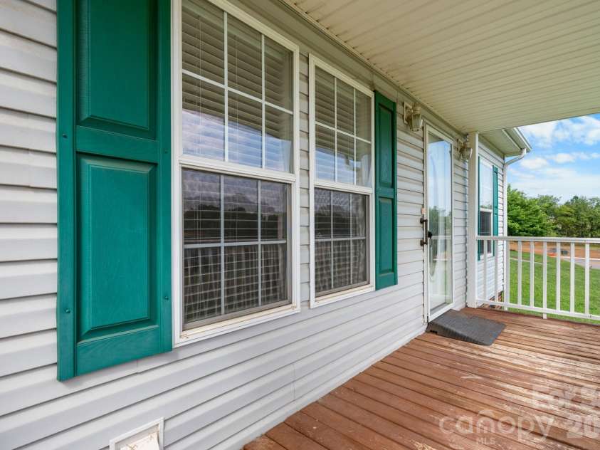 952 Eastern Ridge Drive, Newton, NC 28658.  MLS# CAR4389949, YatesRealty ID 27985. 