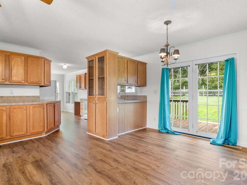 952 Eastern Ridge Drive, Newton, NC 28658.  MLS# CAR4389949, YatesRealty ID 27985. 