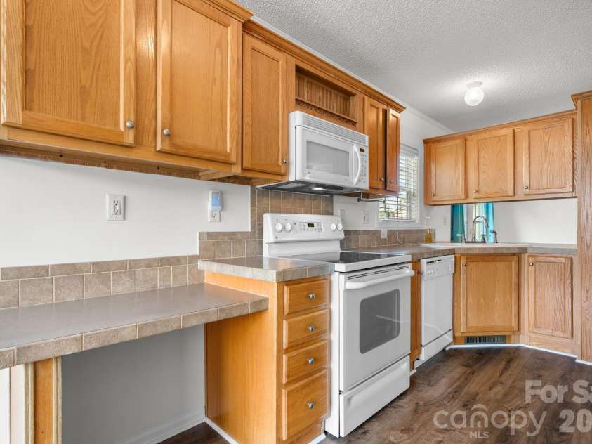 952 Eastern Ridge Drive, Newton, NC 28658.  MLS# CAR4389949, YatesRealty ID 27985. 