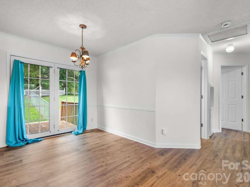 952 Eastern Ridge Drive, Newton, NC 28658.  MLS# CAR4389949, YatesRealty ID 27985. 