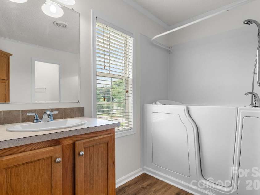 952 Eastern Ridge Drive, Newton, NC 28658.  MLS# CAR4389949, YatesRealty ID 27985. 