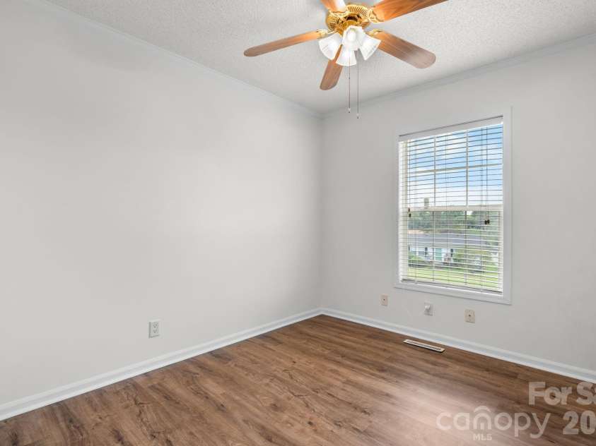 952 Eastern Ridge Drive, Newton, NC 28658.  MLS# CAR4389949, YatesRealty ID 27985. 