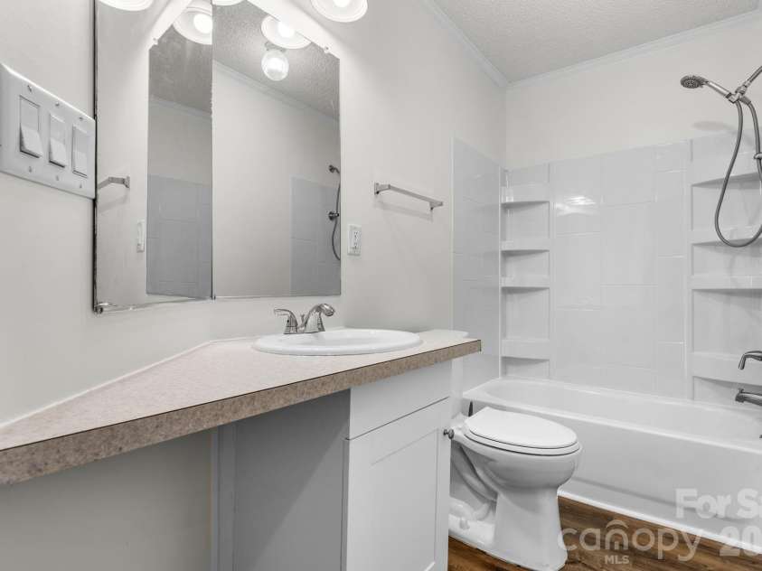 952 Eastern Ridge Drive, Newton, NC 28658.  MLS# CAR4389949, YatesRealty ID 27985. 