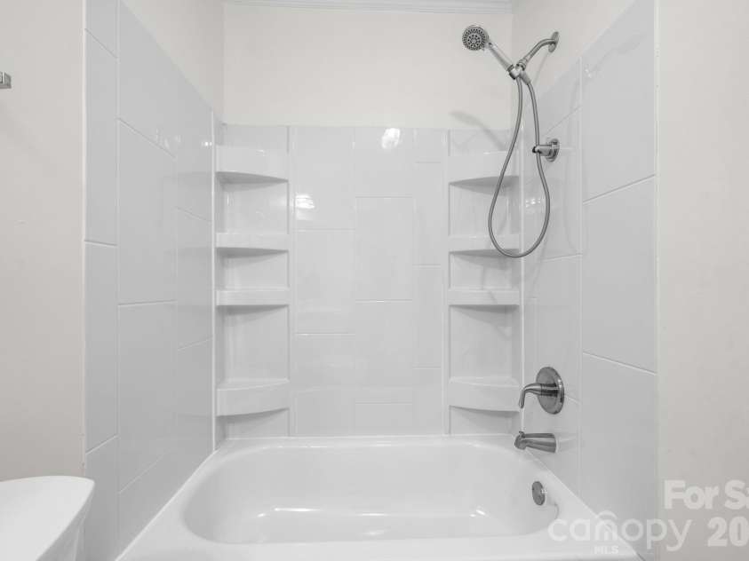 952 Eastern Ridge Drive, Newton, NC 28658.  MLS# CAR4389949, YatesRealty ID 27985. 