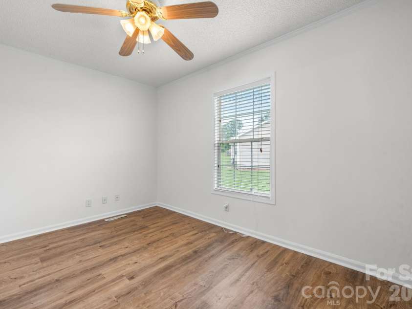 952 Eastern Ridge Drive, Newton, NC 28658.  MLS# CAR4389949, YatesRealty ID 27985. 