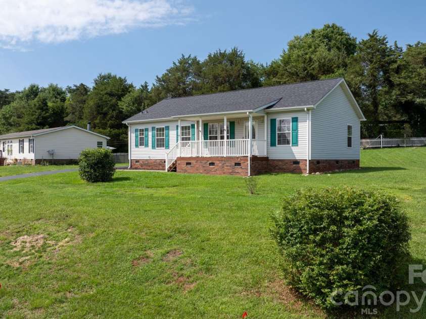 952 Eastern Ridge Drive, Newton, NC 28658.  MLS# CAR4389949, YatesRealty ID 27985. 