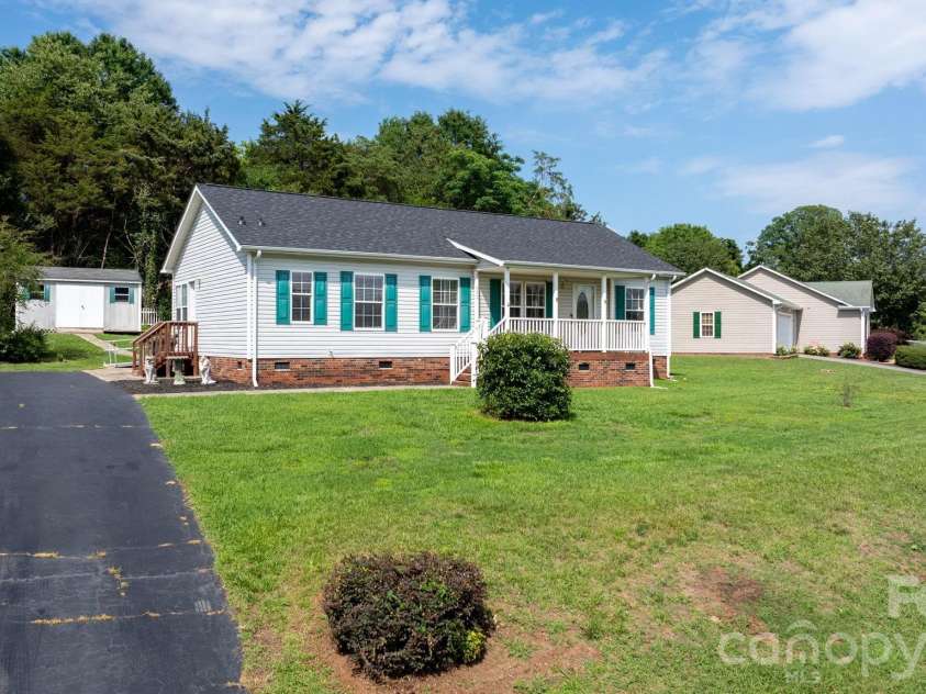 952 Eastern Ridge Drive, Newton, NC 28658.  MLS# CAR4389949, YatesRealty ID 27985. 