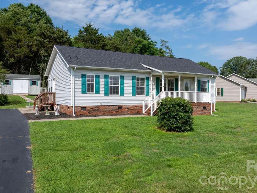 952 Eastern Ridge Drive, Newton, NC 28658.  MLS# CAR4389949, YatesRealty ID 27985. 