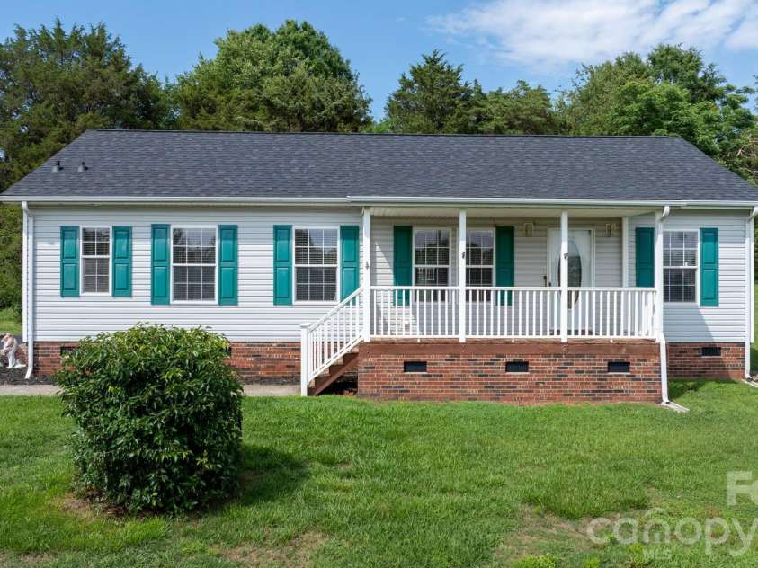 952 Eastern Ridge Drive, Newton, NC 28658.  MLS# CAR4389949, YatesRealty ID 27985. 