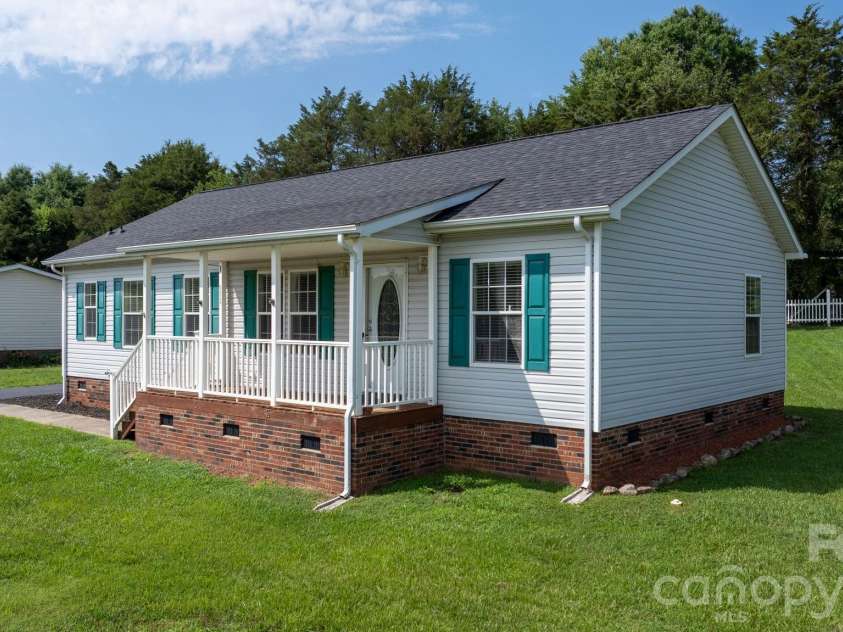 952 Eastern Ridge Drive, Newton, NC 28658.  MLS# CAR4389949, YatesRealty ID 27985. 