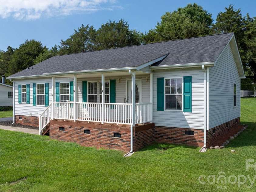 952 Eastern Ridge Drive, Newton, NC 28658.  MLS# CAR4389949, YatesRealty ID 27985. 