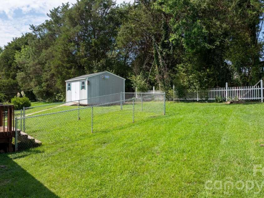 952 Eastern Ridge Drive, Newton, NC 28658.  MLS# CAR4389949, YatesRealty ID 27985. 